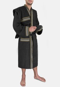 Schwarzer Frottee-Bademantel mit gold- und silberfarbenen Streifenakzenten, weiten Ärmeln, einem Bindegurt und zwei Vordertaschen; weicher Textur, knielanges Design.