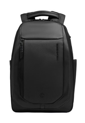 Zaino nero slim con manico superiore, tasca frontale con cerniera, pannello in tessuto texturizzato e logo verticale sul lato destro.