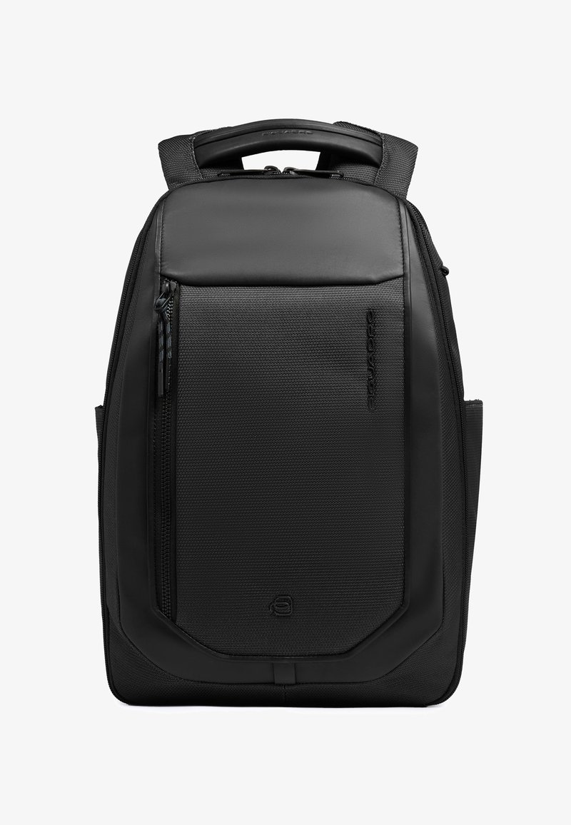 Sac à dos noir mince avec poignée supérieure, poche avant zippée, panneau en tissu texturé et logo vertical sur le côté droit.