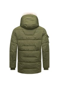 Giacca imbottita verde oliva, con cappuccio, chiusura frontale con zip, dettagli trapuntati e polsini a coste. Collo foderato in morbido materiale per un calore aggiuntivo.