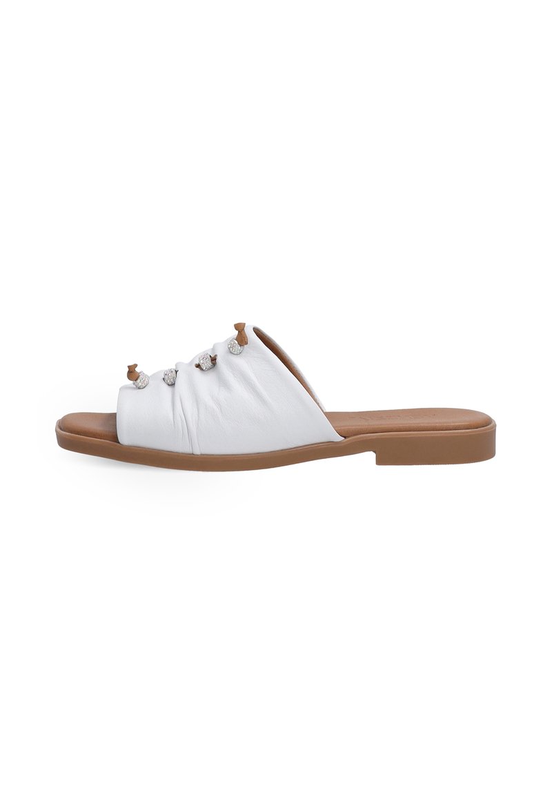 Hvide lædersandal med rynket design, der har dekorative accenter på overdelen samt en brun gummisål.