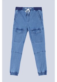 Pantalones jogger de color azul claro con cintura ajustable, cuatro bolsillos y puños elásticos. Hechos de tejido de mezclilla con una textura suave.