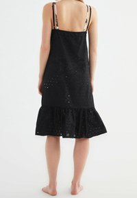 Trendyol Cocktailklänning - black