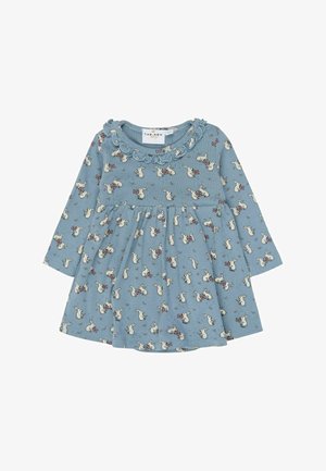 Robe bébé bleue à manches longues avec taille froncée, encolure volantée et motif lapin blanc tenant des enveloppes rouges.