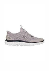 Scarpe sportive grigio chiaro con tomaia in mesh traspirante, chiusura con lacci e una suola bianca imbottita con un accento nero lungo la base.