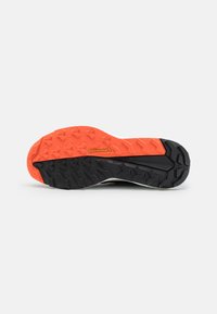 Adidas Terrex FREE LOW - Fjellsko - beige/core black/semi impact orange