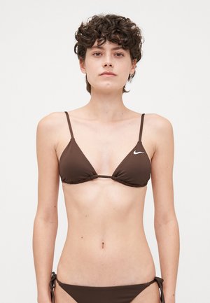 Bikini triangle brun avec de fines bretelles et un détail froncé. Petit logo blanc sur un côté. Texture douce, conçu pour une couverture minimale.
