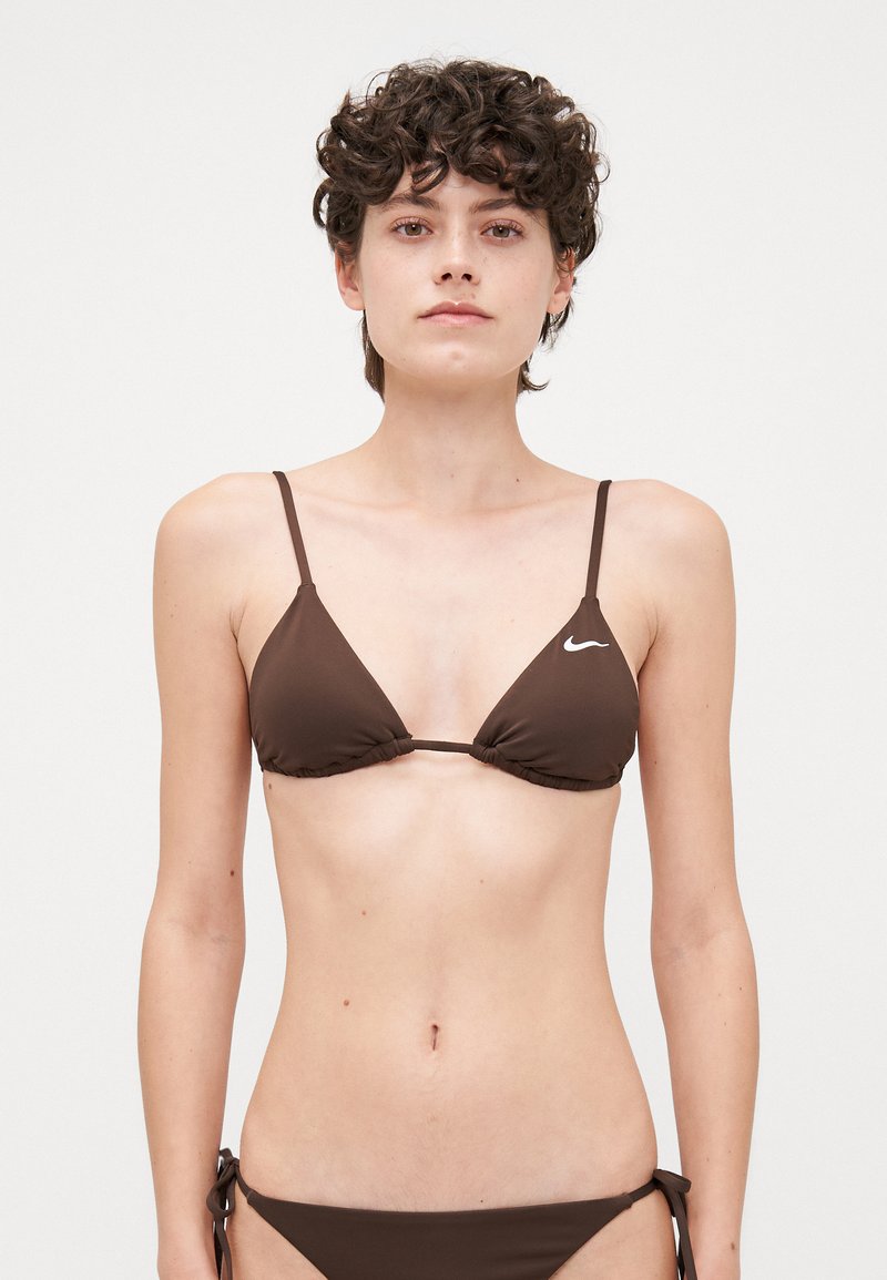Brun trekant bikini med tynne stropper og samledetaljer. Liten hvit logo på den ene siden. Myk tekstur, designet for minimal dekning.