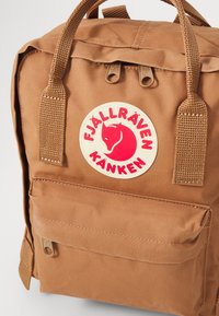 Fjällräven KÅNKEN MINI UNISEX - Nahrbtnik - khaki dust