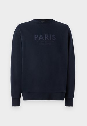 Sudadera azul marino con texto en relieve "PARIS" y detalles de dirección. Cuello redondeado clásico y puños y dobladillo acanalados. Textura suave.