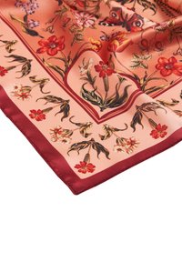 Silkesjakke med et blomsterprint i livlige røde og pink nuancer, kantet med en dyb rød trim, der fremviser en glat, skinnende tekstur.