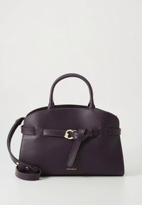 Paarse leren handtas met gestructureerde vorm, dubbele bovenhandvatten, afneembare schouderriem, gouden accenten en een decoratieve riemdetail.