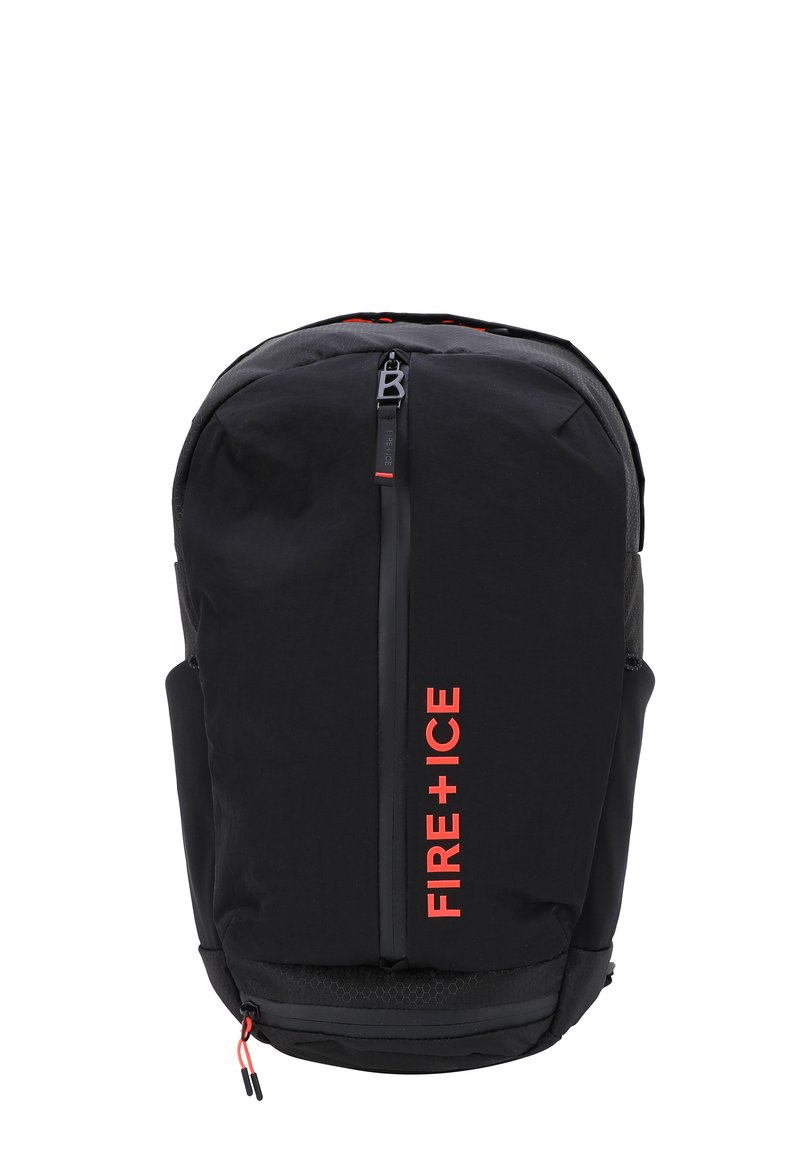 Sac à dos noir avec le texte rouge "FIRE + ICE", au design épuré, fermeture éclair et accents texturés. Poches latérales doubles et bretelles ajustables.