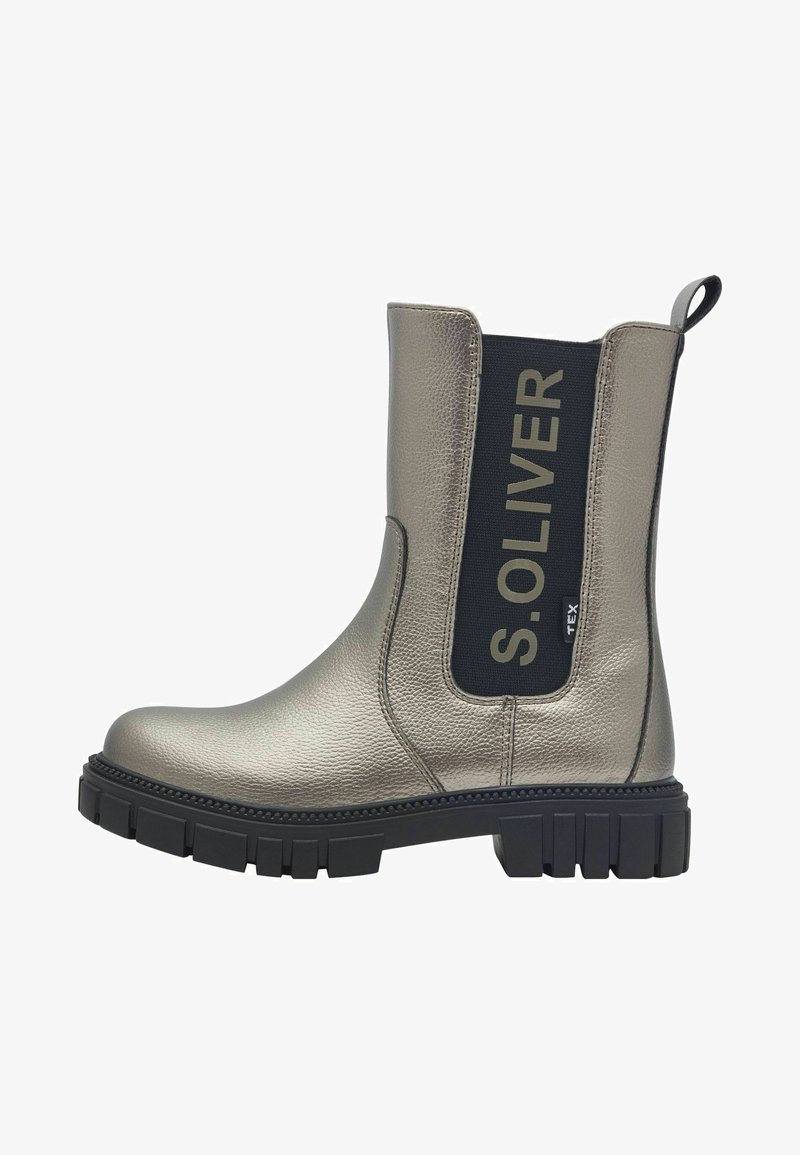 Botină metalică argintie, cu finisaj texturat, panou lateral elastic și talpă groasă din cauciuc negru. Prezintă branding pe lateral.