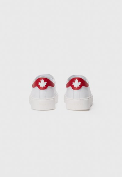 Vita sneakers med en strukturerad röd hälflik som har en vit lönnlövdesign, solid gummisula och en minimalistisk profil.