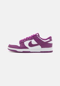Ténis Nike Dunk Low em couro roxo e branco. Apresenta uma caixa de toes perfurada, atacadores grossos e uma sola de borracha com padrão de ranhura.