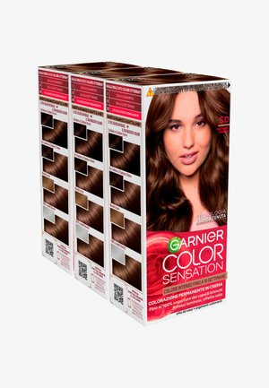Scatole di tintura per capelli Garnier Color Sensation, che presentano vari campioni di colore e una modella con capelli marroni ondulati sul fronte, con accenti rosa.