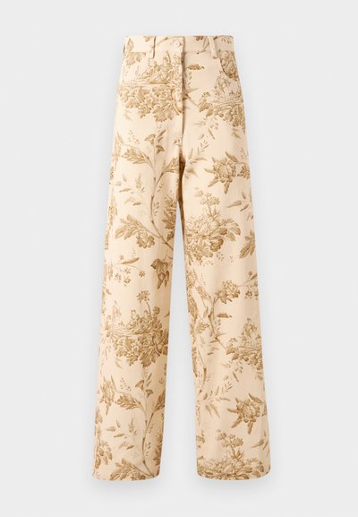 Pantalons imprimés floraux en beige avec des motifs dorés complexes, taille haute, coupe évasée, fabriqués en coton léger.