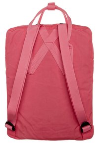 Sac à dos en tissu rose avec bretelles réglables, de forme rectangulaire et texture lisse. Présente des sangles croisées et des accents en plastique.