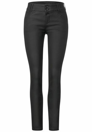 Jeans skinny neri realizzati in un tessuto liscio. Presentano una vita alta, due tasche frontali e chiusura con doppio bottone e passanti per la cintura.