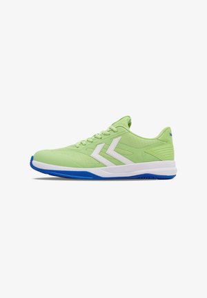 Grüner Sportschuh mit strukturiertem Obermaterial, weißen Akzenten und einer blauen Sohle. Das Design umfasst eine Schnürung an der Vorderseite und zwei markante Schulterstreifen.