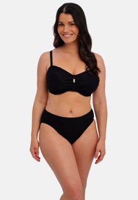 Černá bikiny souprava s texturovaným, řaseným designem, s topem na širších ramínkách a zlatým zapínáním, a s vysokým pasem pro lepší krytí.