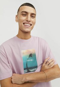 Jack & Jones JORVESTERBRO PICTURE CREW NECK - Marškinėliai su spaudiniu - pink nectar
