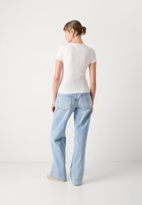 Tommy Jeans SLIM ESSENTIAL LOGO TEE - Basic T-shirt - ecru