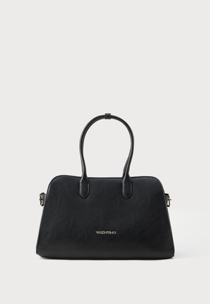 Czarna skórzana torebka o sztywnym kształcie, z dwoma uchwytami i złotym detalem logo z przodu. Gładka faktura bez widocznych wzorów.