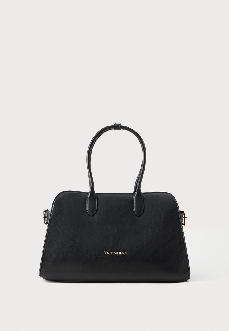 Czarna skórzana torebka o sztywnym kształcie, z dwoma uchwytami i złotym detalem logo z przodu. Gładka faktura bez widocznych wzorów.