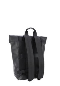 Sac à dos en cuir noir avec un rabat, des accents en maille et de larges bretelles réglables. Dispose d'une poignée robuste et d'un design minimaliste.