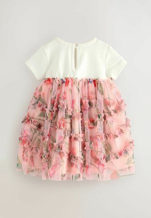 Abito bianco a maniche corte con una gonna a strati in tulle floreale rosa con volant. Una chiusura a occhietto sulla schiena aggiunge un tocco di originalità.