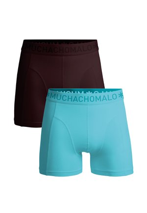 Dwie pary slipów: jedne bordowe, a drugie jasnoniebieskie z miękkim elastycznym paskiem w talii z nazwą marki "MUCHACHO MALO." Gładka tekstura.