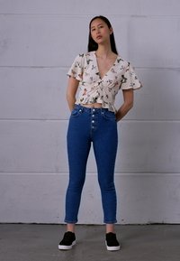 NA-KD FRONT ROUCHING FRILL - T-shirt estampada - multi-coloured
