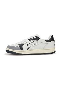 Sneaker atletico bianco e nero con un mix di pelle e camoscio. Presenta una punta grigia testurizzata, accenti neri e lacci bianchi.