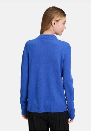 Maglione blu lavorato a maglia con un colletto alto, maniche lunghe, polsini e orlo a coste; texture morbida e vestibilità rilassata.