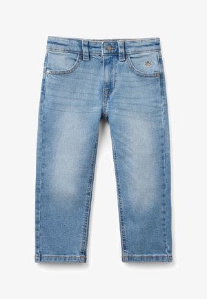 Jeans en denim bleu clair avec un design classique à cinq poches, un léger dégradé et une fermeture à bouton métallique à la taille. Coupe droite.