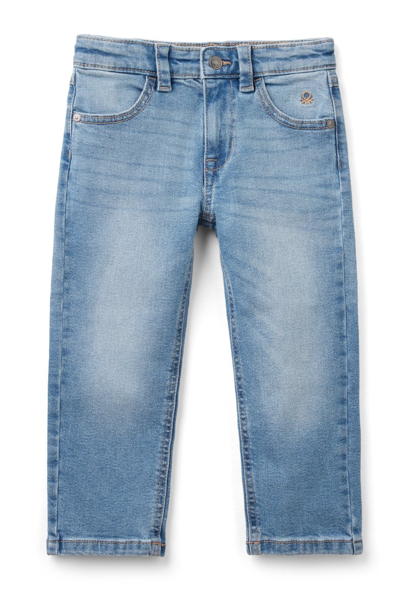 Jasnoniebieskie dżinsy o klasycznym pięciopocketowym wzorze, z lekkim wyblaknięciem i metalowym zapięciem na guzik w talii. Prosty krój nogawek.