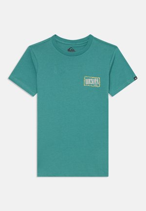 T-shirt in cotone di colore teal con scollo rotondo, maniche corte e stampa del logo frontale con bordo giallo a contrasto.