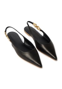 Scarpe slingback nere in pelle con punta appuntita e suola piatta, con un accento di catena dorata sulle cinghie. Texture liscia, design minimalista.