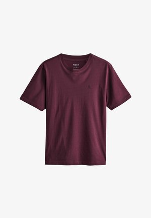 Camiseta de algodón burdeos con cuello redondo, mangas cortas y un pequeño logo bordado en el pecho. Textura suave y corte regular.