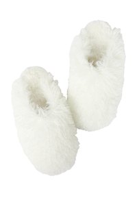 Białe puszyste kapcie o miękkiej, teksturowanej powierzchni, z zaokrąglonym kształtem i elastycznymi otworami ułatwiającymi zakładanie.