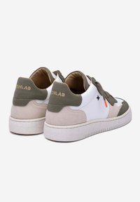 Baskets blanches et olive avec un talon en daim texturé, des lacets plats et un logo. Dotées d'accents contrastés et d'une semelle en caoutchouc.