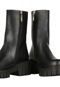 Botines negros de piel suave con cremallera lateral, tacón de goma grueso y suela con relieve para mayor tracción.