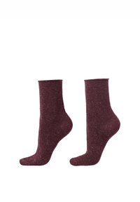 Tmavě červené ponožky vyrobené z texturovaného materiálu, s výškou po střed lýtka, hladkým povrchem a jemným skvrnitým vzorem.