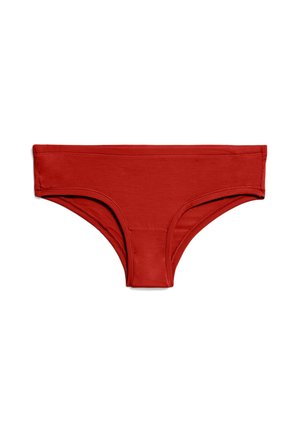 Rode katoenen bikini onderkant met een gladde textuur, middelmatige bedekking en een brede tailleband. Geen patronen of extra hardware zichtbaar.