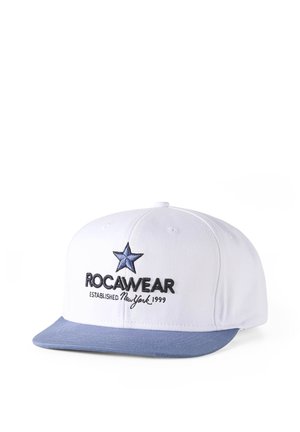 Biała i niebieska czapka snapback z niebieską gwiazdą i haftem "ROCAWEAR Established New York 1999" na przednim panelu.