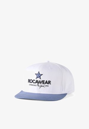 Biała i niebieska czapka snapback z niebieską gwiazdą i haftem "ROCAWEAR Established New York 1999" na przednim panelu.