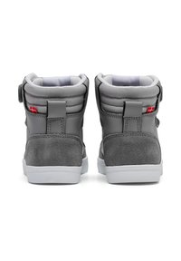 Szare trampki za kostkę wykonane z zamszu i materiałów syntetycznych. Posiadają wyściełany kołnierz, pasek na rzep oraz mały akcent w postaci norweskiej flagi.