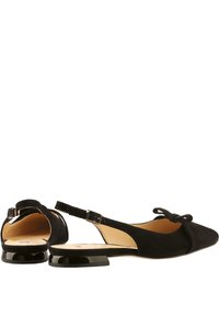 Sorte suede slingback sko med en lav blokhæl, rund tå og en dekorativ sløjfe på forsiden. Justerbar ankelrem med spænde.